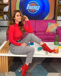 Yanet García posa sin ropa interior y con suéter navideño