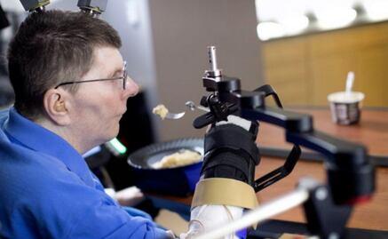 Neuroprótesis ayuda a un tetrapléjico a comer y beber solo