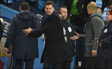 Sarri deja con la mano estirada a Guardiola