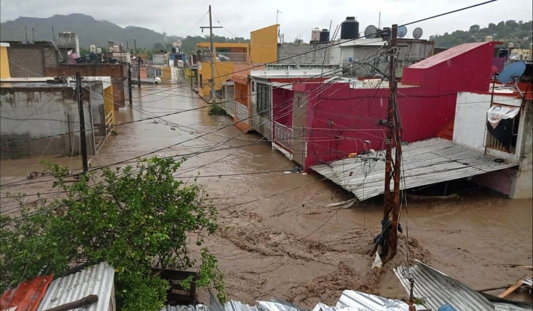 Graves inundaciones se registraron este viernes luego de que el río Cazones se desbordara por las intensas lluvias afectando diversas zonas de Poza Rica, Veracruz, el 10 de octubre de 2025. Foto: Cuartoscuro.com
