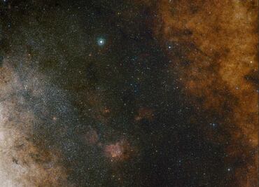 Astrónomos se sorprenden al descubrir que agujero negro supermasivo está rodeado de estrellas