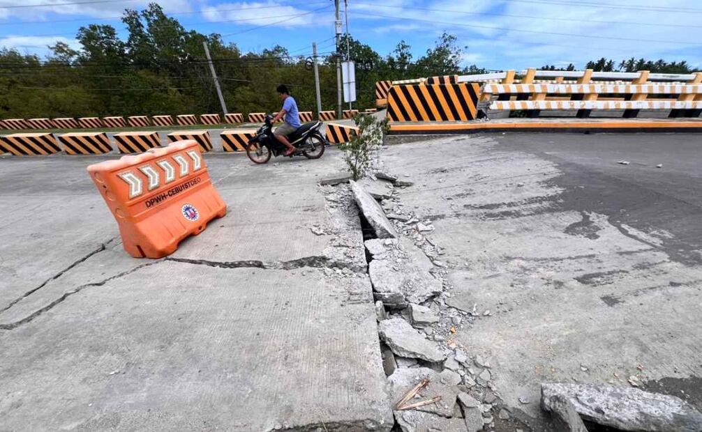 Un ciclista cruza un puente dañado después de un terremoto, en Medellín, isla de Cebú, Filipinas, el 1 de octubre de 2025. Un terremoto de magnitud 6,9 golpeó la costa de la isla de Cebú la noche del 30 de septiembre, con epicentro en la ciudad de Bogo, matando a más de 60 personas, según la Oficina Provincial de Reducción y Gestión de Riesgos de Desastres de Cebú (PDRRMO). Foto: EFE