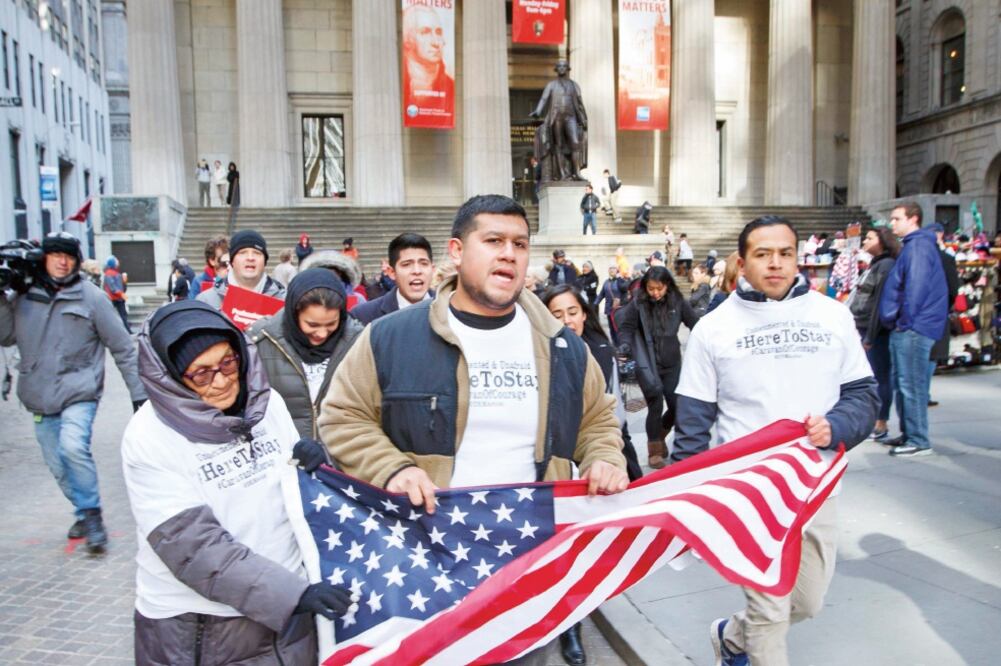 Teresa Galindo (izq.), mexicana indocumentada, y los otros activistas, ayer, en Nueva York (JUSTIN LANE. EFE)