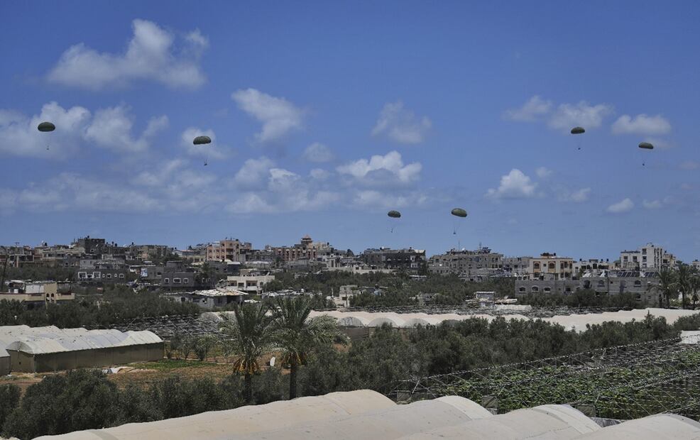 Ayuda humanitaria para palestinos es lanzada vía aérea en Zawaida, en el centro de la Franja de Gaza, el jueves 31 de julio del 2025. Foto: AP