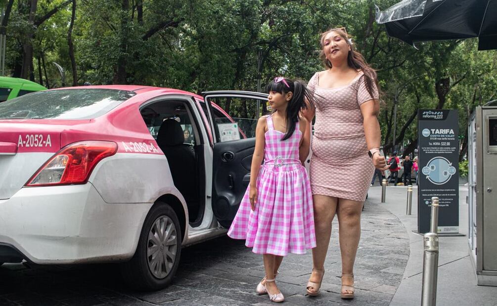 Combinar las prendas para la película se ha convertido en una tarea madre e hija. / Foto: Gabriel Pano, EL UNIVERSAL. 