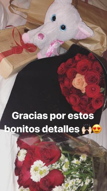 Aficionado le regala flores a Norma Palafox