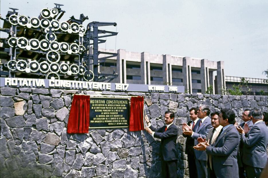 El Presidente Ejecutivo de El Gran Diario de México encabezó la ceremonia de donación de la rotativa La Constituyente al Congreso de la Unión. Foto: Fototeca El Universal