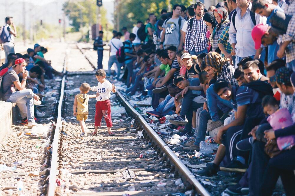 Migrantes de diversos países esperan un tren que los traslade a Serbia, en la estación de la localidad macedonia de Gevgelija (DARKO VOJINOVIC. AP)
