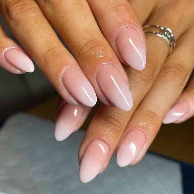 El efecto ombré alarga los dedos al degradar el color de la base a la punta. Foto: Instagram @clawsbychloe__