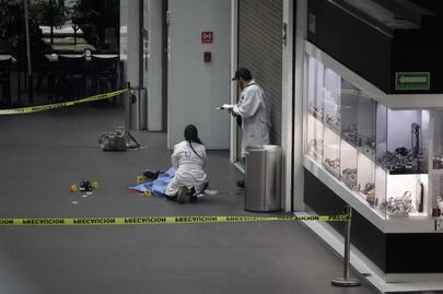 Se arroja persona desde el segundo piso de Reforma 222