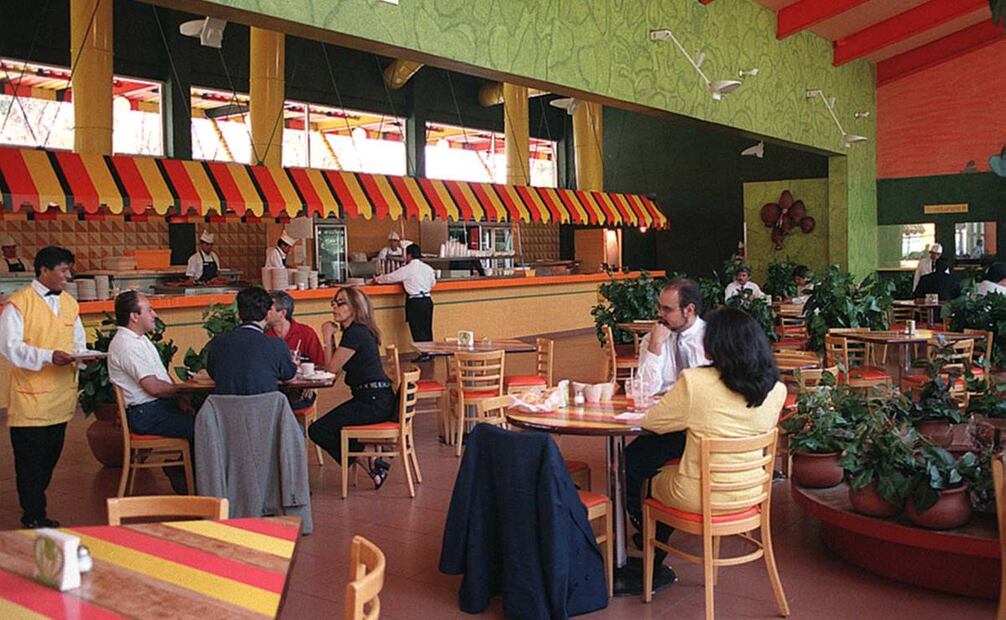 Vista interior del restaurante "El Charco de las Ranas" ubicado en la lateral del Periferico Sur días después del atentado en contra del comediante Paco Stanley. 10 de Junio de 1999. Foto: Vicente Arteaga/ Archivo El Universal.
