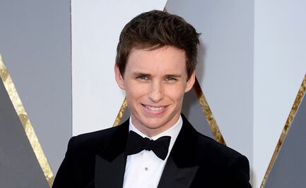 Eddie Redmayne defiende a J.K. Rowling de insultos "repugnantes" 