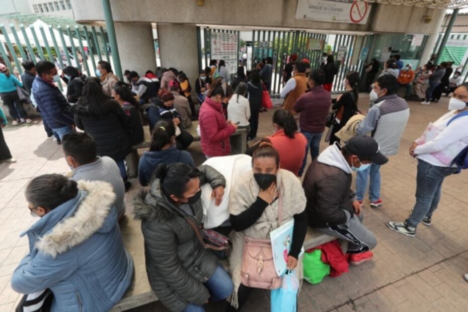 Pacientes Covid aumentan en Edomex; familiares esperan afuera de hospitales 