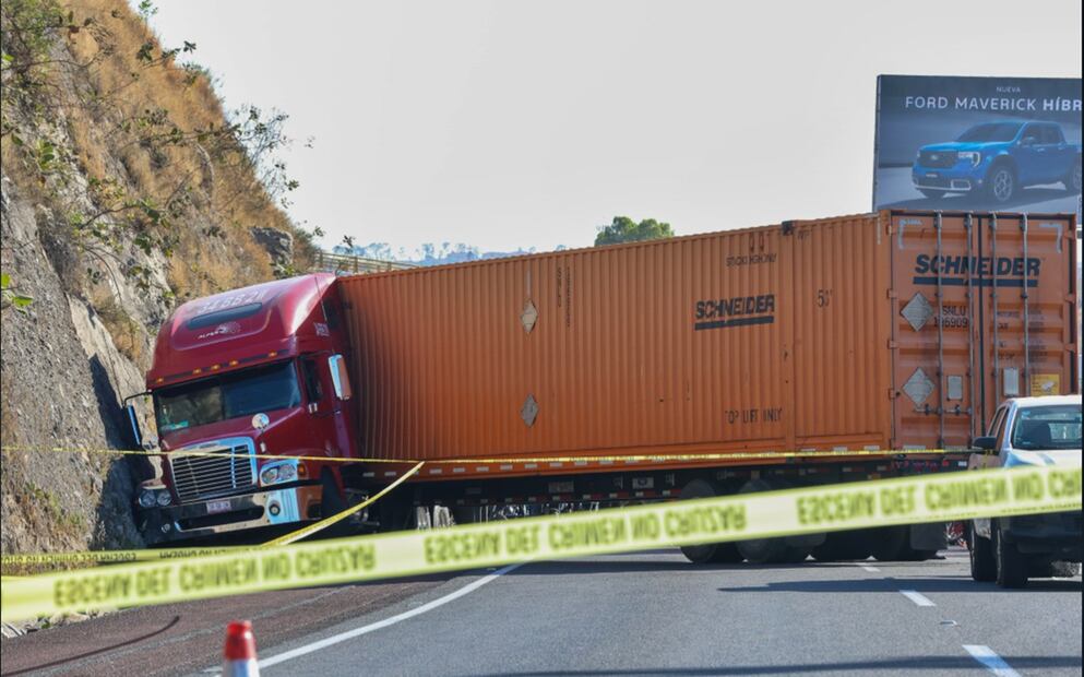 Asesinan a un transportista en la autopista Chamapa-La Venta tras un presunto asalto, sobre el suelo se localizan 3 casquillos percutidos, el jueves 10 de abril de 2025. Fotos: Axel Sánchez/ EL UNIVERSAL