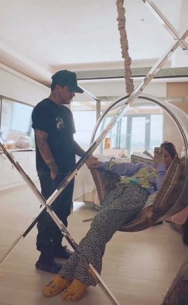 Belinda y Nodal y su look para hacer "Home Office"