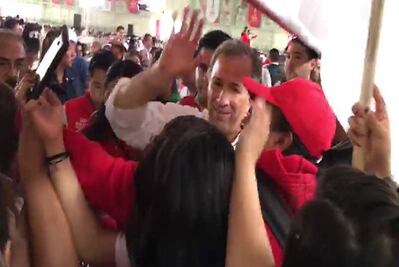 “¡Te amo!”, le gritan unas chicas a Meade