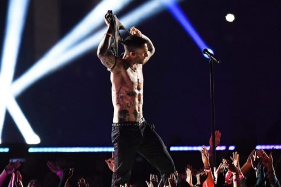Las fotos de Adam Levine en el Super Bowl que encendieron las redes
