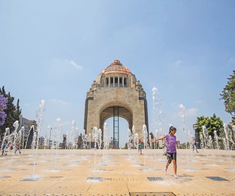 Ayer en el Monumento a la Revolución se observó a pocas personas jugar con las fuentes de agua, uno de los lugares preferidos de los capitalinos para divertirse en familia durante los fines de semana. Foto: GERMÁN ESPINOSA. EL UNIVERSAL