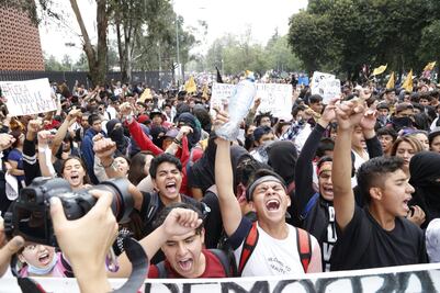 "Fuera porros", exigen miles de estudiantes en Rectoría
