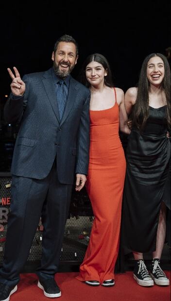 Adam Sandler recibe premio pero sus hijas se llevan toda la atención 