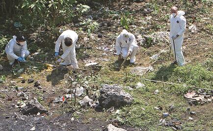 Padres de los 43 toman 3 radiodifusoras en Guerrero 