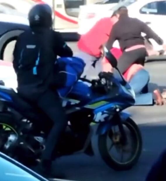 Filtran video de Alfredo Adame peleando en la vía pública tras aparecer herido en el aeropuerto de la CDMX