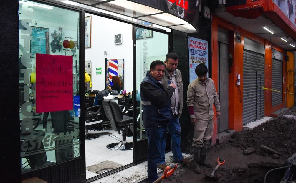 En el número 959 de avenida Revolución se evacuó un edificio que presentó afectaciones graves como consecuencia de los sismos que se han registrado en los últimos días. Fotos: Abril Angulo / EL UNIVERSAL