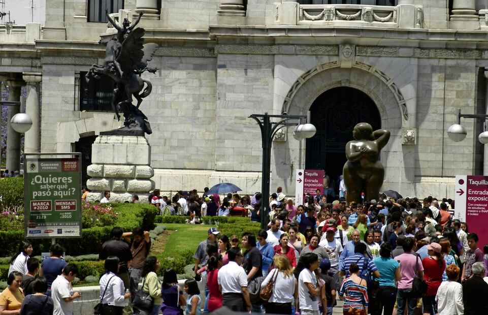 En el Palacio, la gente hacía largas filas para entrar. Se estima que la muestra tuvo 300 mil visitantes.