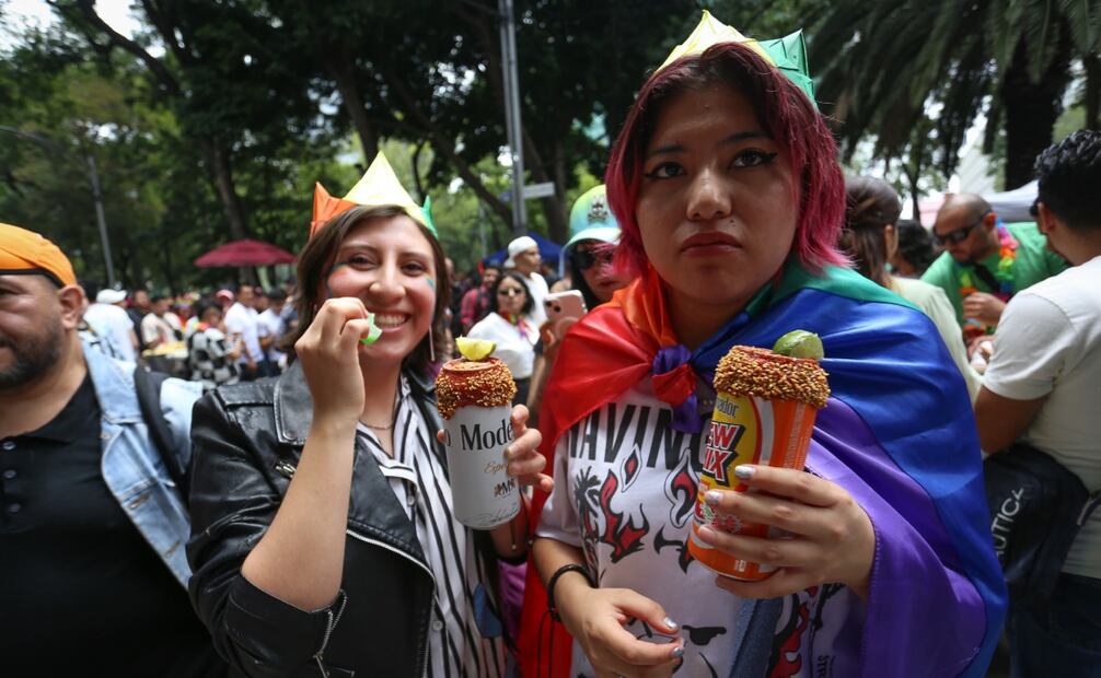 Ciudad de México, 28 Junio 2025 - Consumo y venta de alcohol en vía pública durante la marcha del Orgullo LGBTTQ. Foto: Luis Camacho