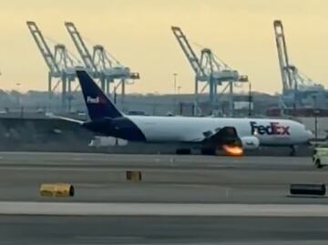 VIDEO: Avión de FedEx se incendia tras despegue y aterriza de emergencia en Newark; no se reportan heridos