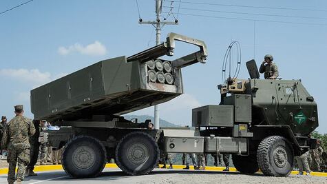 Cómo son los Himars, los cohetes de largo alcance que EU enviará a Kiev en un giro de estrategia