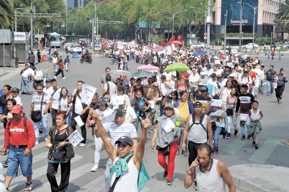 Integrantes de la Alianza de Vagoneros salieron del Ángel hacia el Zócalo capitalino para presentar un pliego petitorio a la jefa de Gobierno. Foto: ARMANDO MONROY. CUARTOSCURO