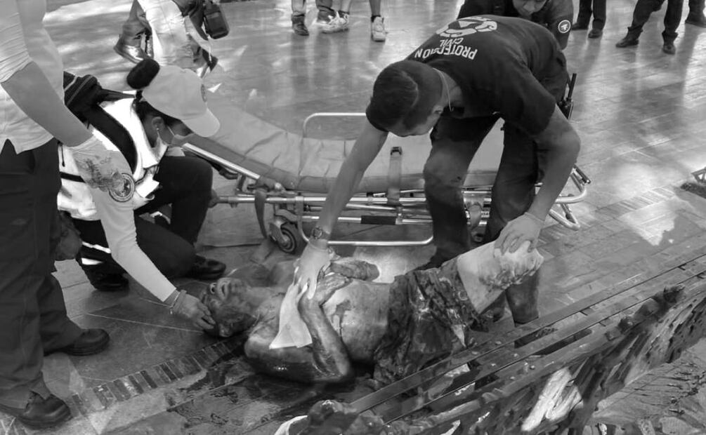 La mujer de 40 años de edad fue detenida por apuñalar a una persona de 23 años. Foto: Especial