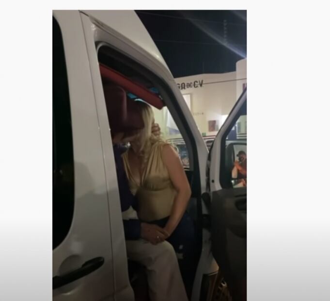 Captan al cantante Lalo Mora manoseando, otra vez, a una fan