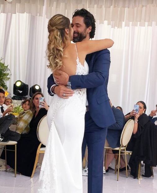 Michelle Renaud y Matías Novoa llevaron a cabo una boda discreta, con la presencia de su familia y sólo algunas amistades.
Foto: Instagram