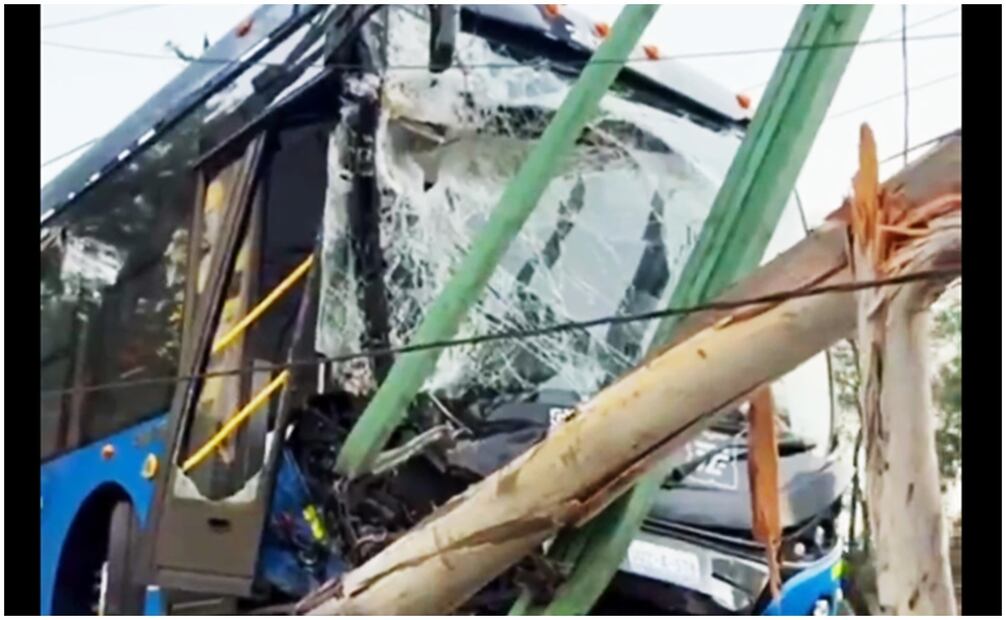 Trolebús se impacta contra árbol en Eje Central. Foto: Especial