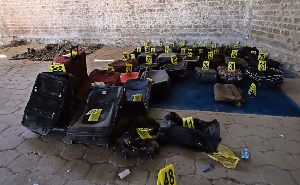 En el rancho, ubicado en el municipio de Teuchitlán, se encontraron decenas de maletas y mochilas, así como ropa y otros artículos personales. Foto: Diego Simón / EL UNIVERSAL