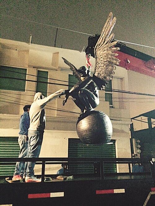 Para el traslado de dos de las esculturas falsas fue necesario usar grúa (ESPECIAL)