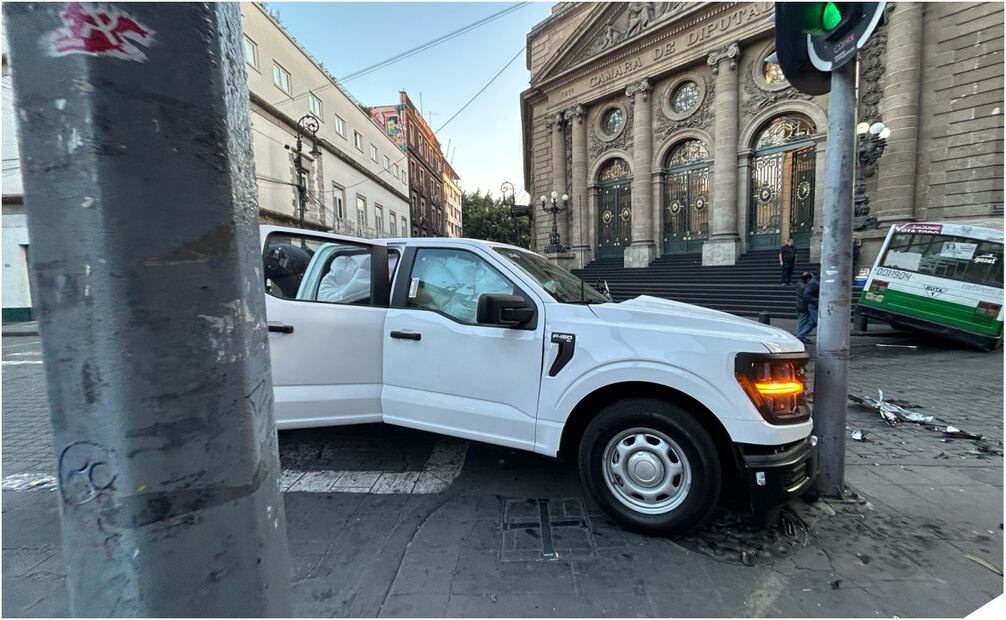 Choque frente a la Asamblea Legislativa de la CDMX. Fotos: BERENICE FREGOSO/EL UNIVERSAL