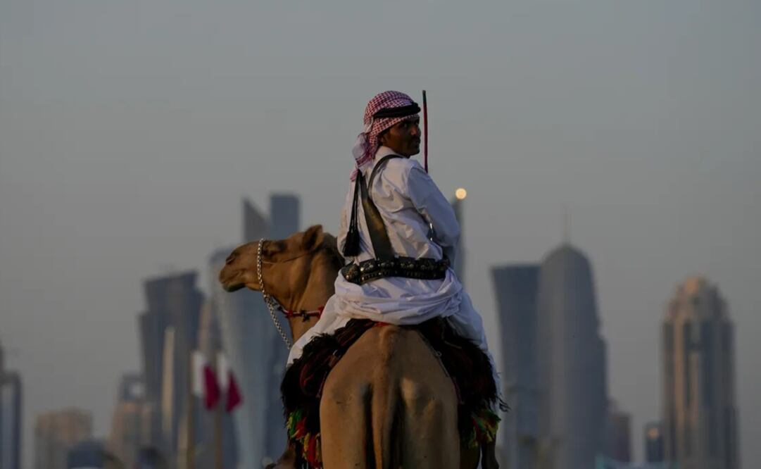 Un guardia monta su camello en las afueras del Amiri Diwan, las oficinas del emir de Qatar en Doha, el domingo 27 de noviembre de 2022
