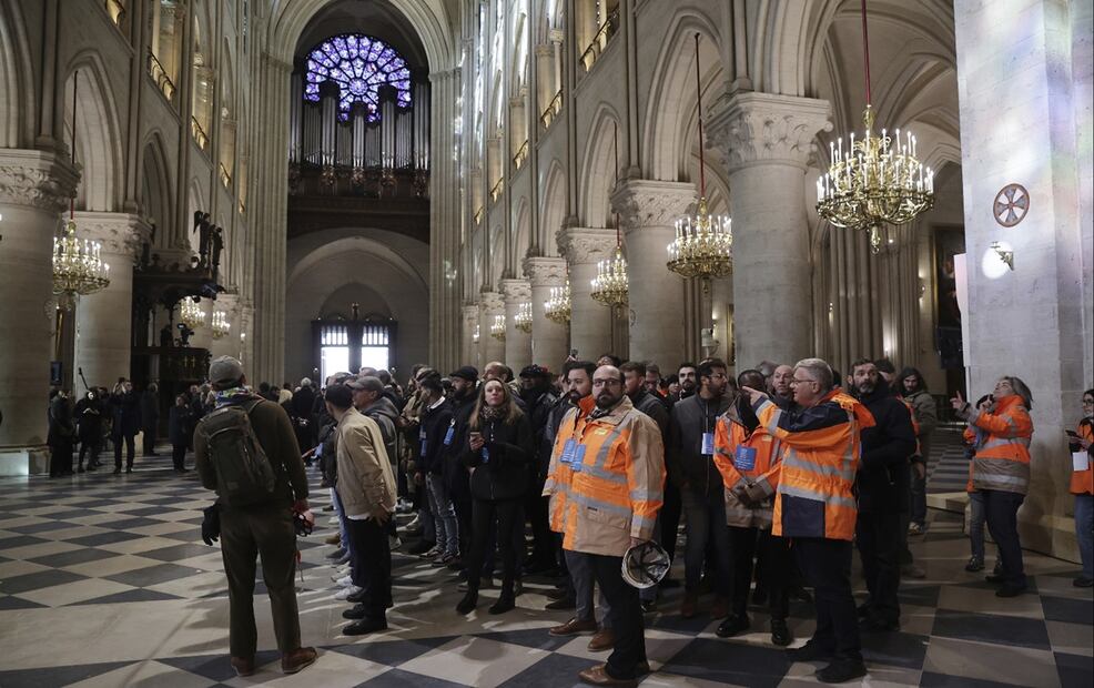 Las 2 mil personas que contribuyeron a la restauración fueron invitadas a esta visita, de las cuales unas mil 300 estuvieron presentes. Foto: AP