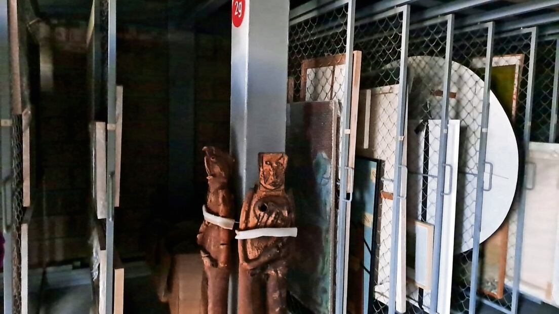 Imágenes de uno de los cateos de ayer en un domicilio particular para buscar y revisar obras del acervo del museo en sus bodegas. Foto: Especial 