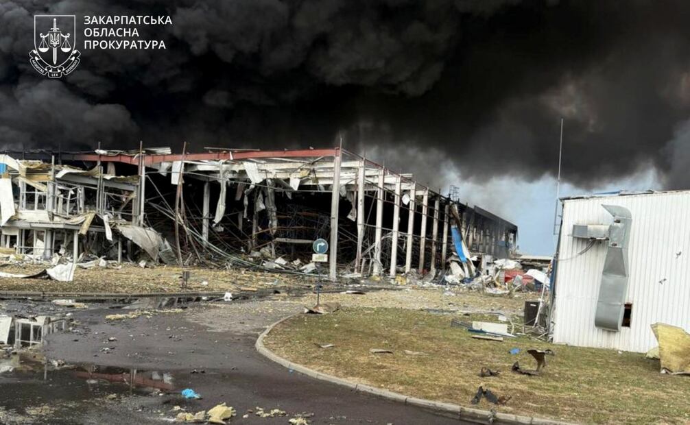 Personas caminan en el lugar de un ataque ruso contra una zona residencial tras un masivo ataque nocturno en Lviv, Ucrania, el 21 de agosto de 2025, en medio de la invasión en curso. Una persona murió y al menos otras tres resultaron heridas en la ciudad occidental ucraniana después de que Rusia lanzara un ataque a gran escala con al menos 40 misiles de diferentes tipos y 574 drones por todo el país, según el Servicio Estatal de Emergencias. (Rusia, Ucrania, Leópolis). Foto: EFE