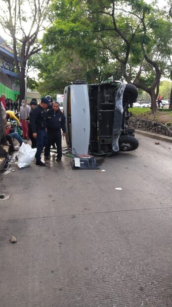 Vuelca microbús de la ruta 1 sobre Churubusco; reportan 12 lesionados