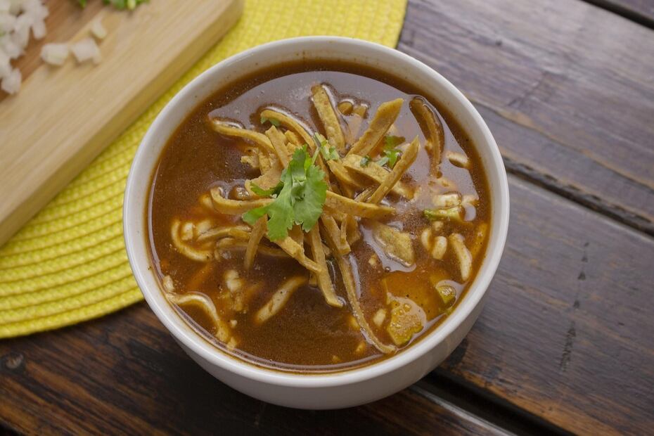 La salsa de la sopa de tortilla tiene un sabor ligeramente picante. Foto: Freepick