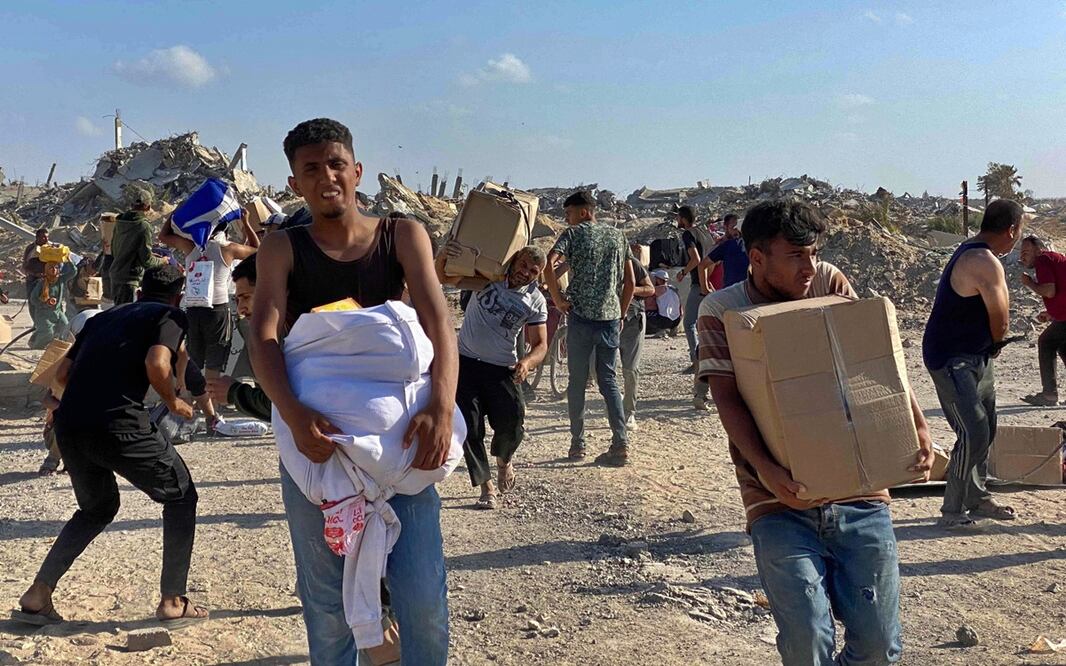 Hombres palestinos avanzan con ayuda humanitaria tras escuchar disparos en el oeste de Rafah, en el sur de la Franja de Gaza, el 27 de mayo de 2025. Foto: AFP