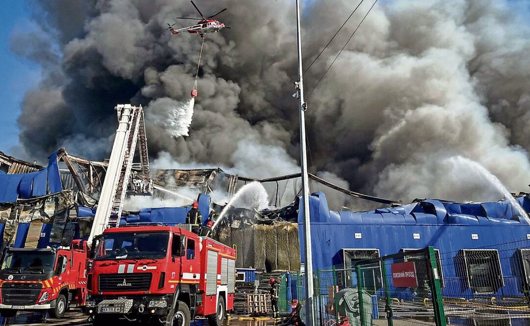 Rescatistas ucranianos trabajan en la zona donde Rusia atacó con drones, en una bodega cerca de Kiev, la capital, el 16 de septiembre. Foto: EFE
