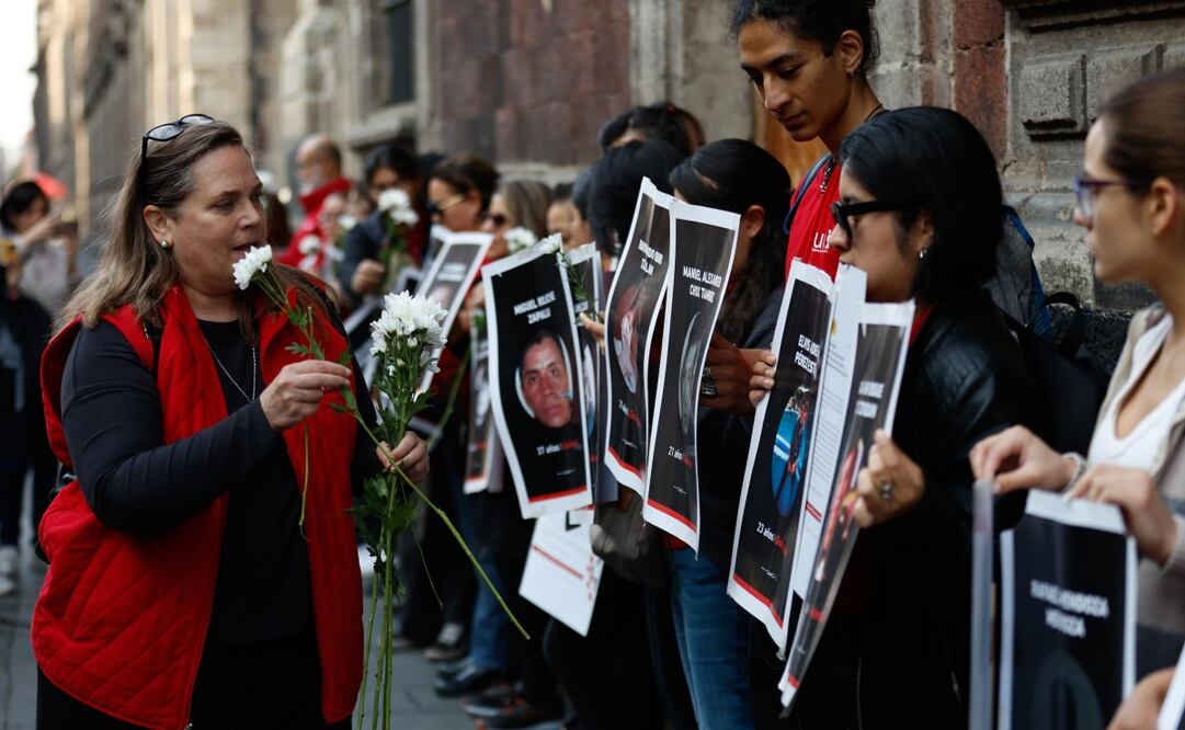 Integrantes del Instituto de las Mujeres para la Migración se manifestaron de manera pacífica afuera de Palacio Nacional para exigir justicia por el incendio en la estación migratoria de Ciudad Juárez hace dos años. Durante la manifestación mostraron las fotos de las víctimas y leyeron cartas de algunos familiares. Foto: Diego Simón / EL UNIVERSAL