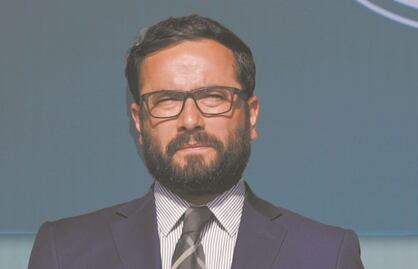 Romo da la cara por Arne