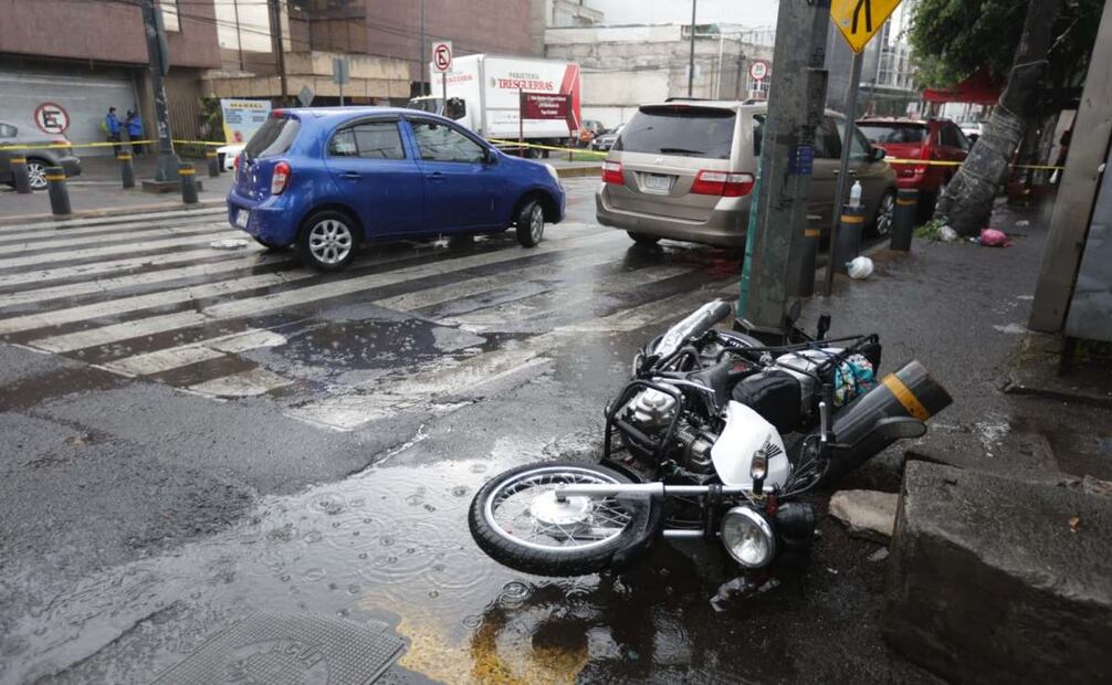 Motociclista pierde la vida por accidente vehicular en Iztacalco (14/07/2025). Foto: Francisco Rodríguez / EL UNIVERSAL
